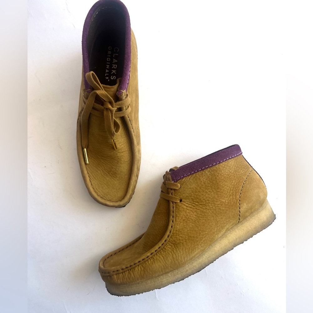 Clarks Men’s Chukka Boots in Tan with Purple Collar